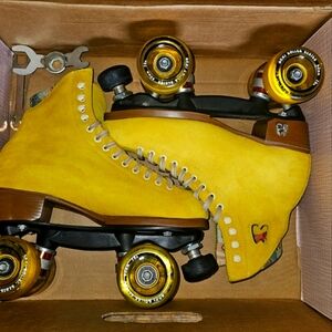 MOXI SKATES - Size 7, MED Width, Color Pineapple